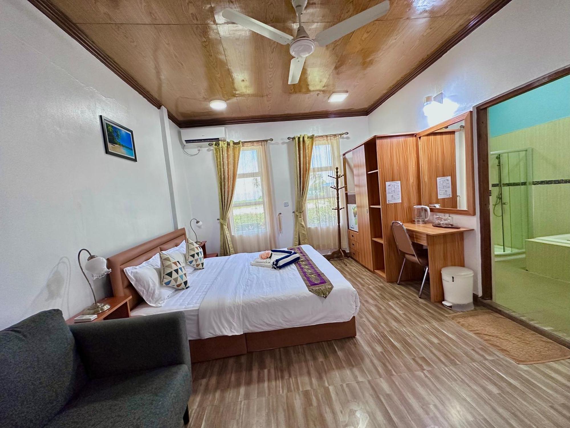 Galaxy Sunrise Sea View Hotel Fulidhoo Bagian luar foto