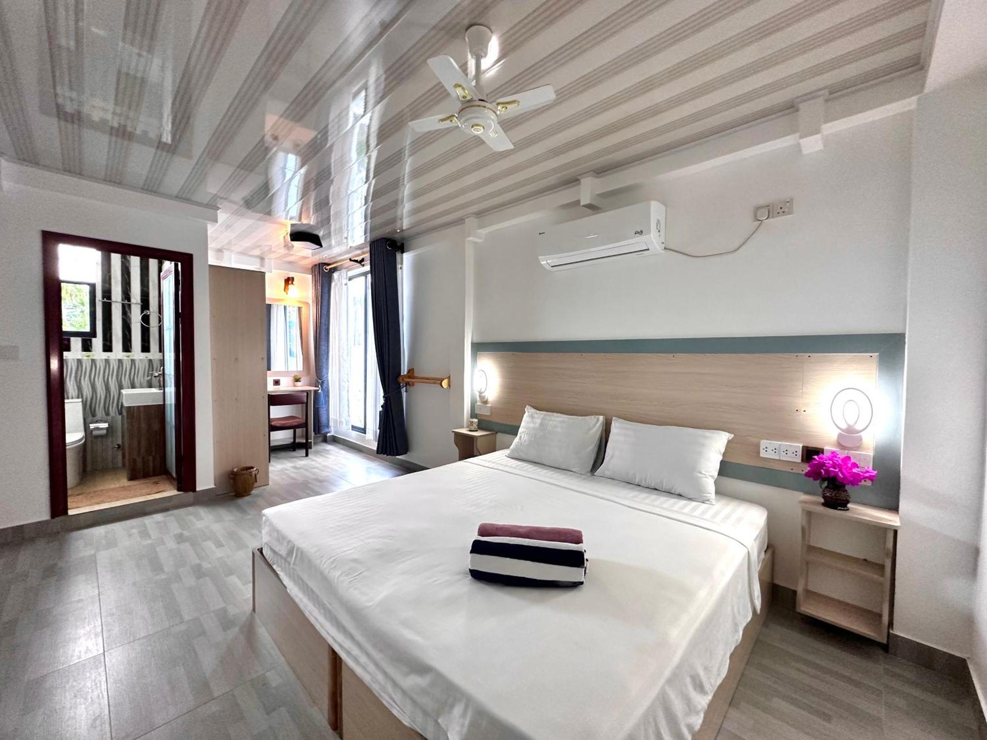 Galaxy Sunrise Sea View Hotel Fulidhoo Bagian luar foto
